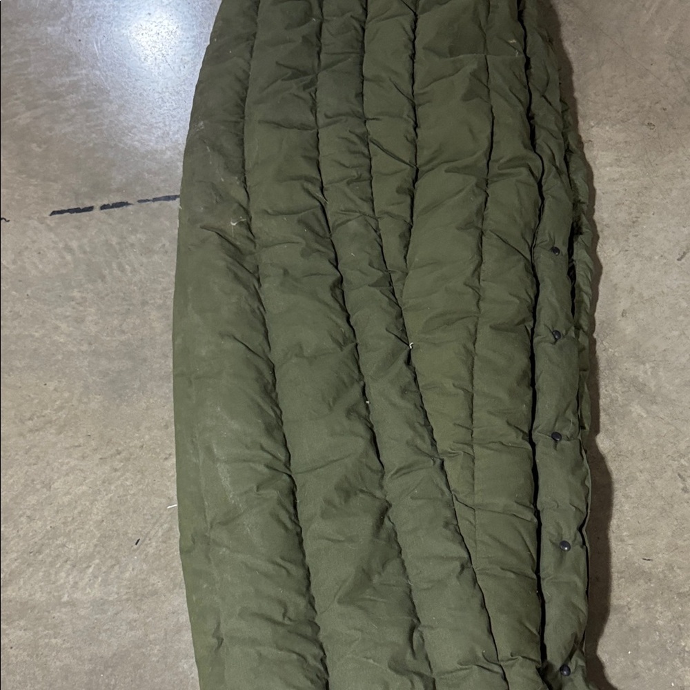 U.S. Army Olive Green Quilted Field Sleeping Bag has damage to inside liner pics